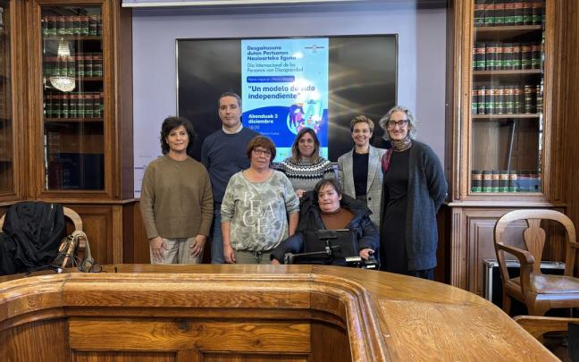 El delegado Josu Iguiñiz, junto a la directora de Bienestar Social, Mila Holgado, y a representantes de las distintas asociaciones.