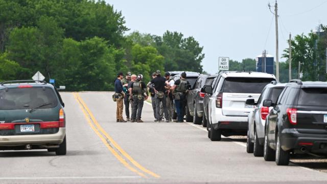 Agentes de policía durante la búsqueda de Vance Luther Boelter, principal sospechoso del asesinato de la legisladora demócrata Melissa Hortman y su marido en Minnesota (EE.UU.). / EFE Agentes de policía durante la búsqueda de Vance Luther Boelter, principal sospechoso del asesinato de la legisladora demócrata Melissa Hortman y su marido en Minnesota (EE.UU.).