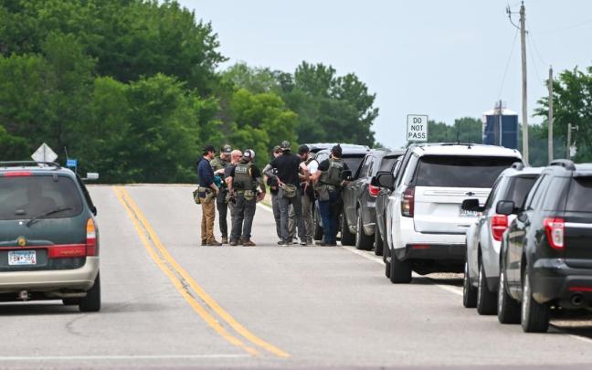 Agentes de policía durante la búsqueda de Vance Luther Boelter, principal sospechoso del asesinato de la legisladora demócrata Melissa Hortman y su marido en Minnesota (EE.UU.). / EFE Agentes de policía durante la búsqueda de Vance Luther Boelter, principal sospechoso del asesinato de la legisladora demócrata Melissa Hortman y su marido en Minnesota (EE.UU.).