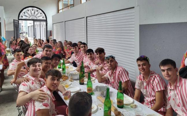 La comida popular es cita obligada para muchas cuadrillas de jóvenes de Azkoitia cada año.
