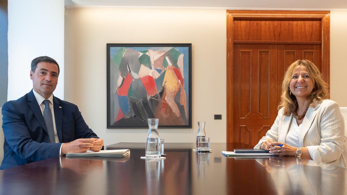 La presidenta de Confebask, Tamara Yagüe, con Imanol Pradales este martes en lehendakaritza.