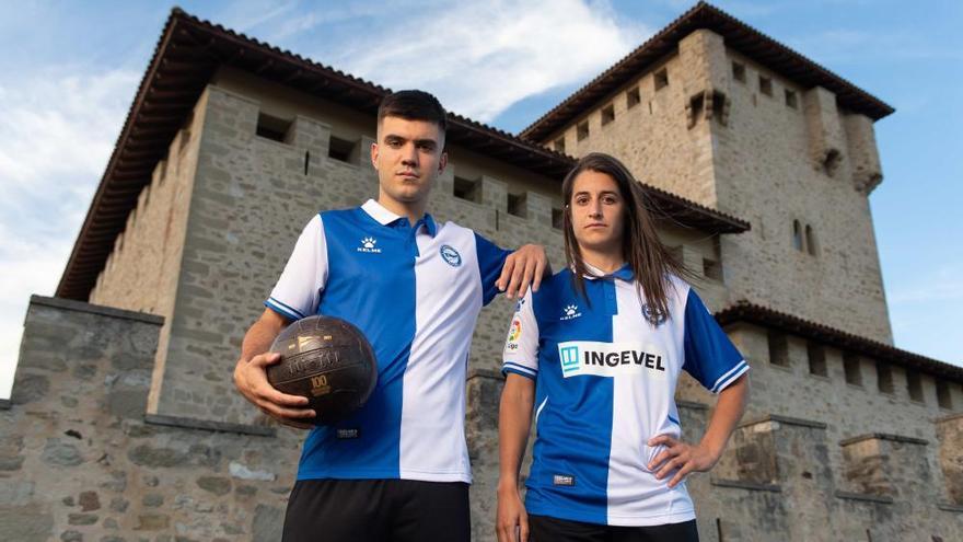 Los gasteiztarras Martin y Ane Miren psoan con las camisetas de la temporada 2020-21