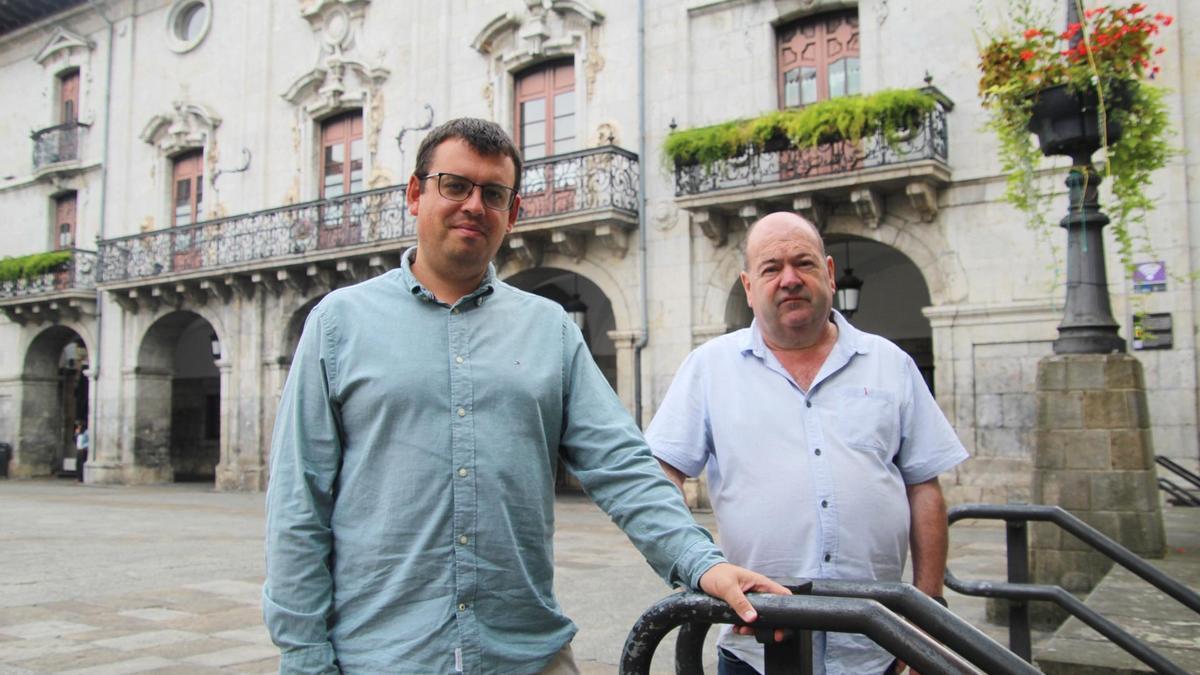 El portavoz jeltzale Ander Garay y el edil Xabier Arrizabalaga delante del ayuntamiento.