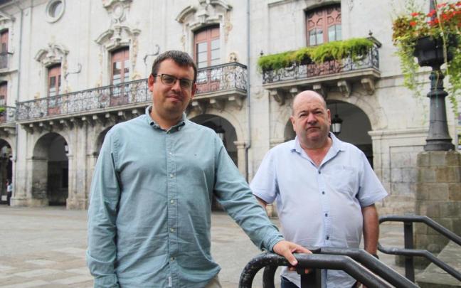 El portavoz jeltzale Ander Garay y el edil Xabier Arrizabalaga delante del ayuntamiento.