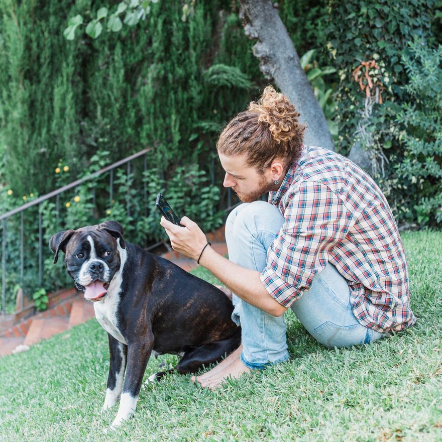 Hombre sacando una foto a su perro.