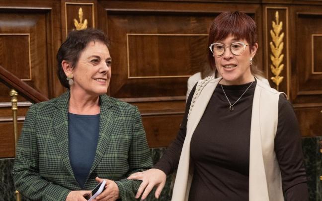 La portavoz de EH Bildu en el Congreso, Mertxe Aizpurua (i) y la diputada de Compromís Àgueda Micó (d), a su llegada a una sesión plenaria en el Congreso.