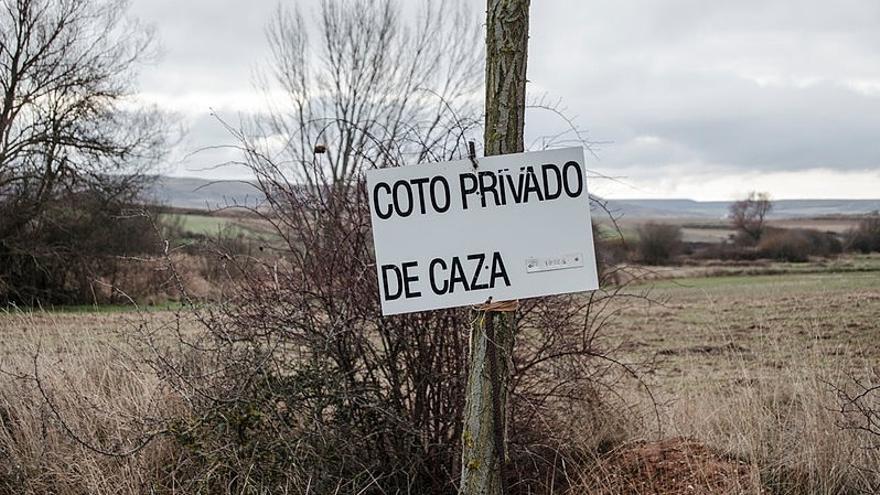Señal de coto privado de caza en Amurrio