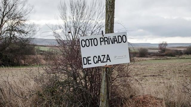 Señal de coto privado de caza en Amurrio