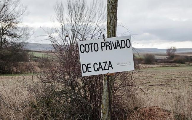 Señal de coto privado de caza en Amurrio