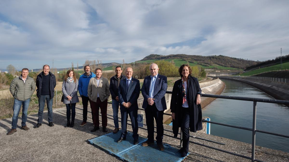 Alcaldes, técnicos, regantes y consejeros del Gobierno de Navarra