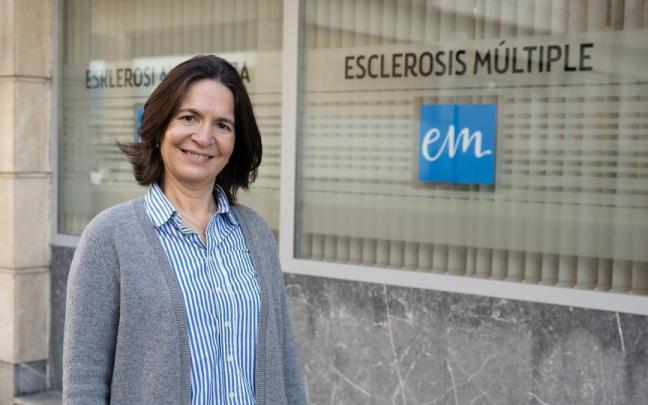 Karmele (la primera por la derecha), junto a otras compañeras, delante de la sede de la fundación en Bilbao.