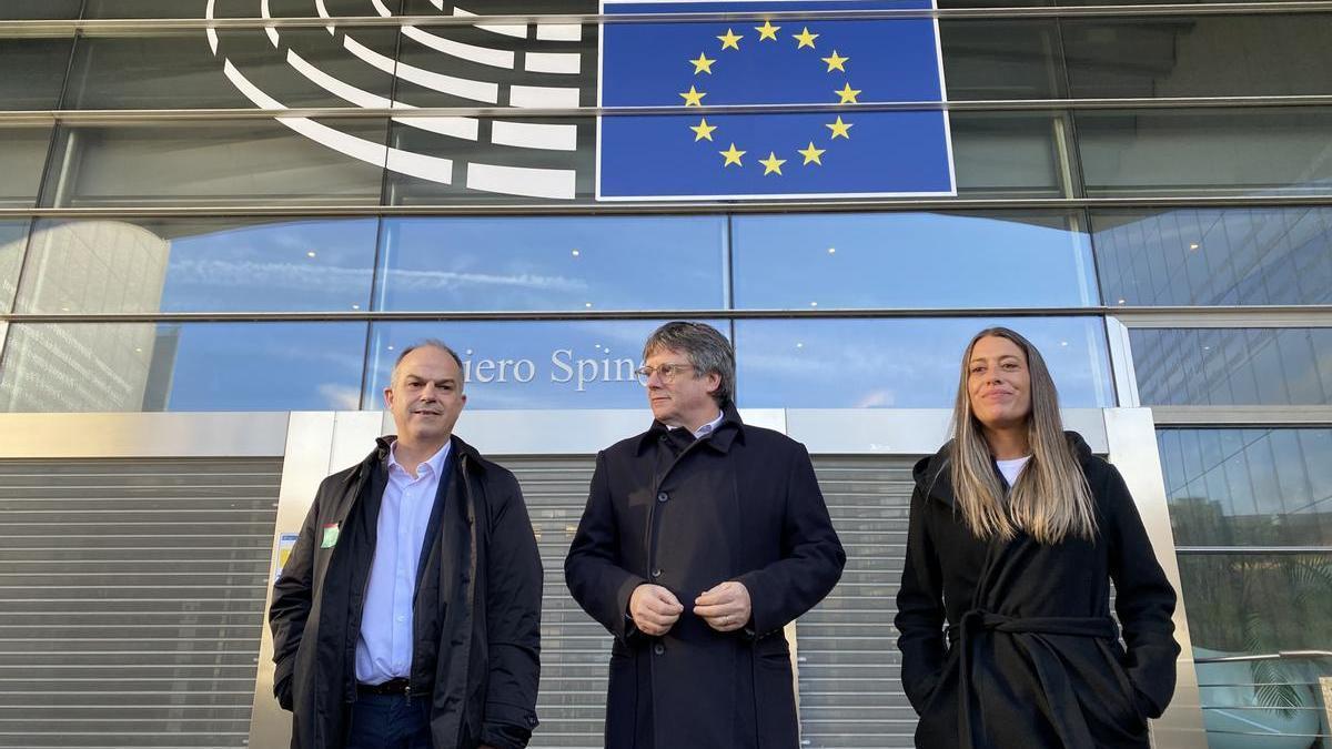 El secretario general de Junts per Catalunya, Jordi Turull; el expresident de la Generalitat, Carles Puigdemont y la diputada de Junts, Miriam Nogueras, posan en el exterior del Parlamento Europeo, Bruselas.