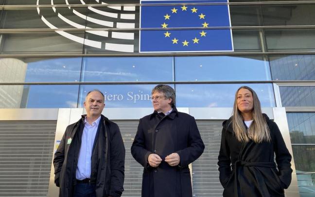 El secretario general de Junts per Catalunya, Jordi Turull; el expresident de la Generalitat, Carles Puigdemont y la diputada de Junts, Miriam Nogueras, posan en el exterior del Parlamento Europeo, Bruselas.