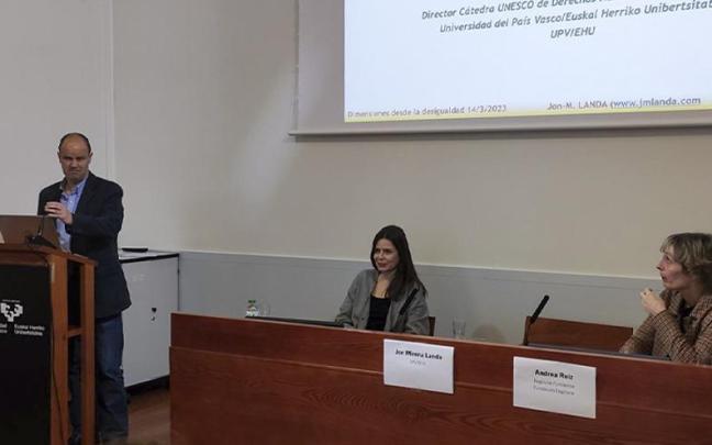 Hamasei ikerlarik parte hartu dute desberdintasunari buruzko monografiko honetan, besteak beste, Jon-Mirena Landak (hitzaldia ematen)