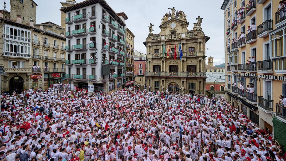 La plaza del ayuntamiento está abarrotada a pesar del día lluvioso.