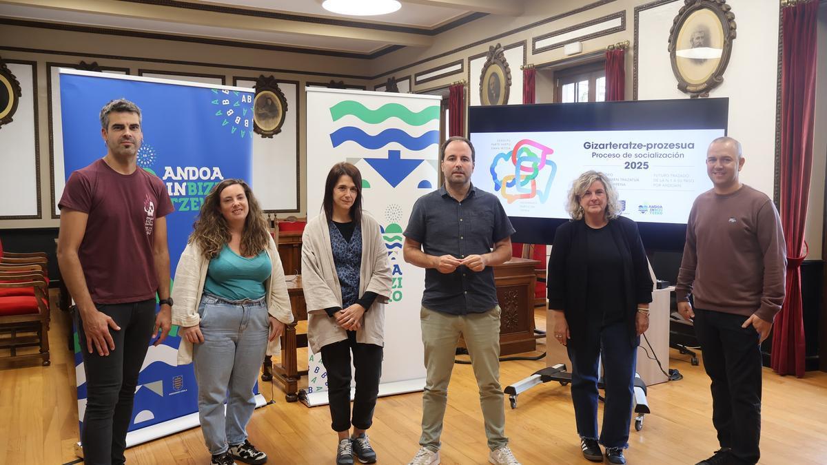 Miembros del equipo de gobierno en la comparecencia