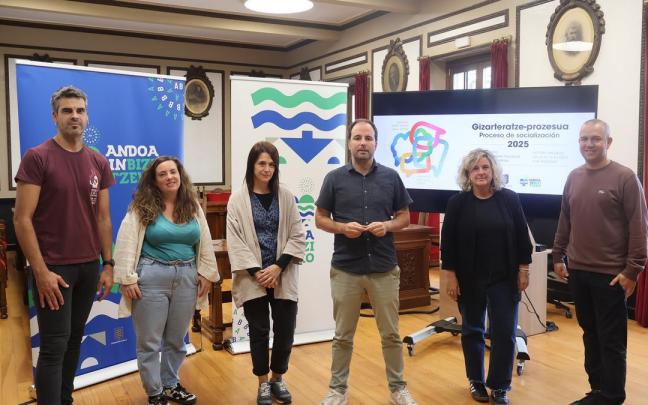 Miembros del equipo de gobierno en la comparecencia