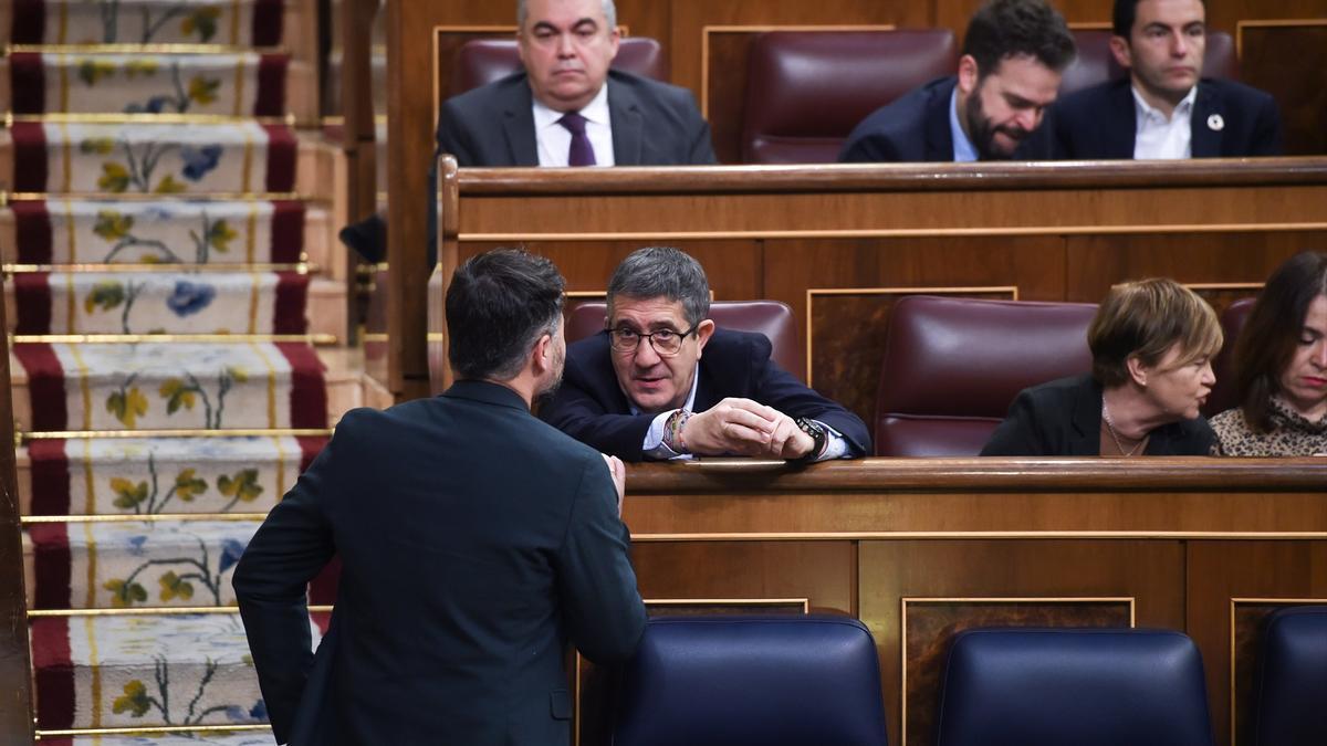 El portavoz de ERC en el Congreso, Gabriel Rufián (i), conversa con el portavoz del PSOE en el Congreso, Patxi López.