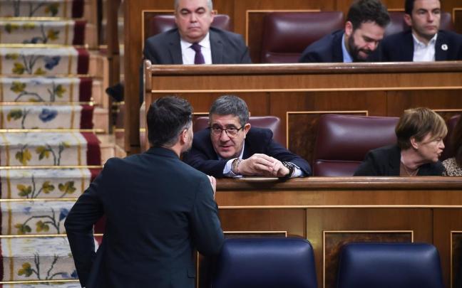 El portavoz de ERC en el Congreso, Gabriel Rufián (i), conversa con el portavoz del PSOE en el Congreso, Patxi López. El portavoz de ERC en el Congreso, Gabriel Rufián (i), conversa con el portavoz del PSOE en el Congreso, Patxi López.