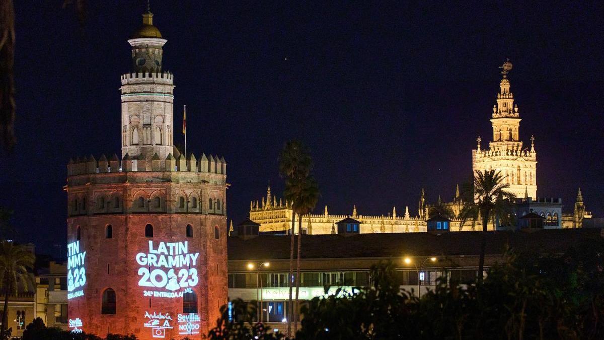 La Torre del Oro, iluminada para la ocasión para la Gala de los Grammy Latinos 2023.