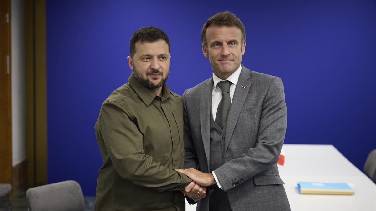 El presidente de Ucrania, Volodimir Zelenski, y su homólogo francés, Emmanuel Macron, en una foto de archivo.