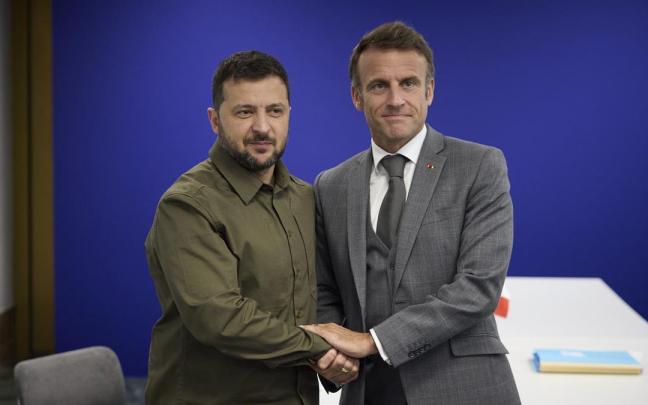El presidente de Ucrania, Volodimir Zelenski, y su homólogo francés, Emmanuel Macron, en una foto de archivo.