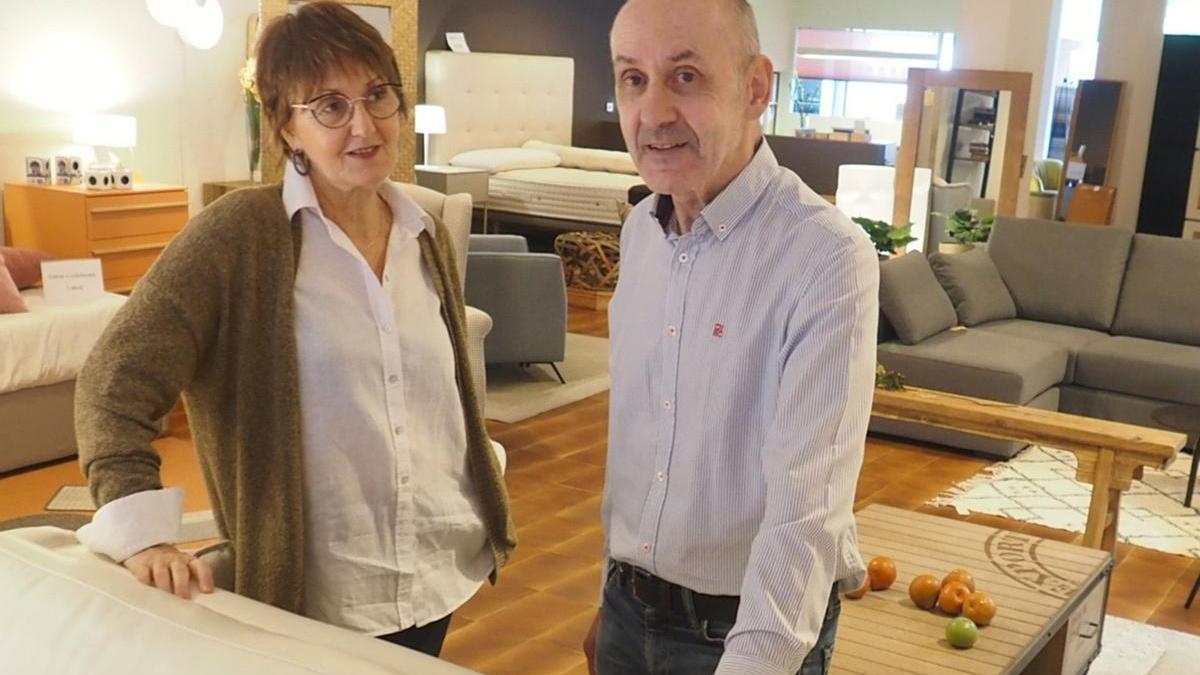 Arrate y Julián Iriondo, en la tienda que sus padres abrieron en el año 1953 y ahora está a punto de cerrar sus puertas.