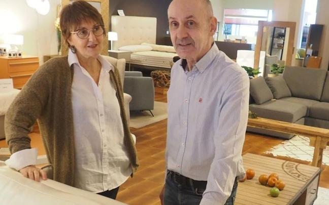 Arrate y Julián Iriondo, en la tienda que sus padres abrieron en el año 1953 y ahora está a punto de cerrar sus puertas.