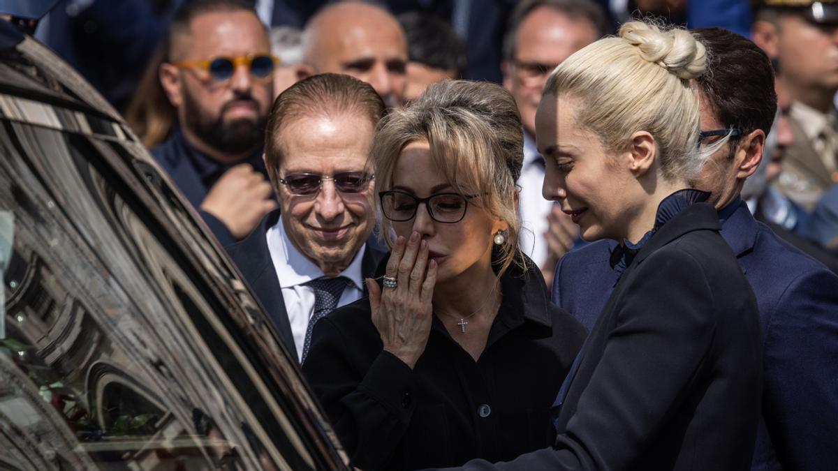Paolo Berlusconi, Marina Berlusconi (C) y Marta Fascina en el funeral de Silvio Berlusconi.