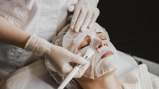 Una mujer recibiendo un tratamiento estético.