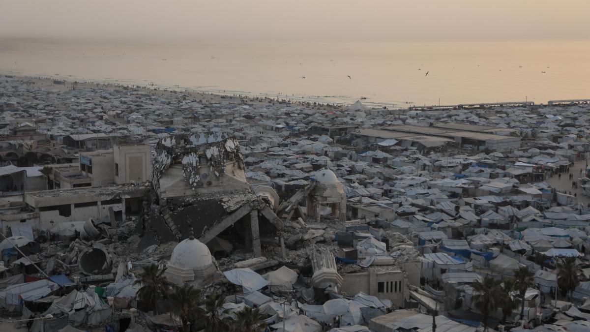Los palestinos desplazados se refugian a lo largo de la costa de Gaza.
