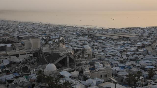 Los palestinos desplazados se refugian a lo largo de la costa de Gaza.