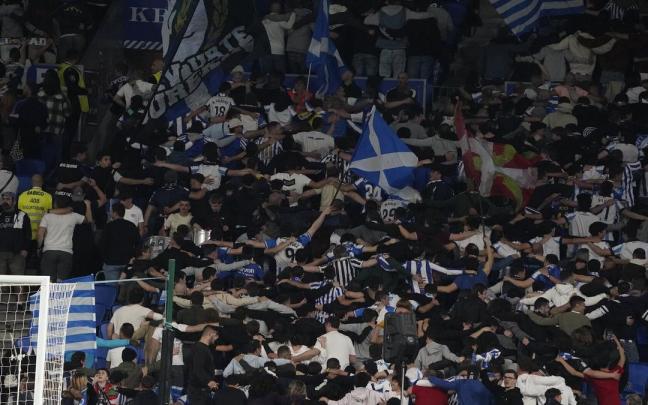 La afición realista celebra el gol de Becker frente al Almería realizando el Dale Cavese. / RUBEN PLAZA
