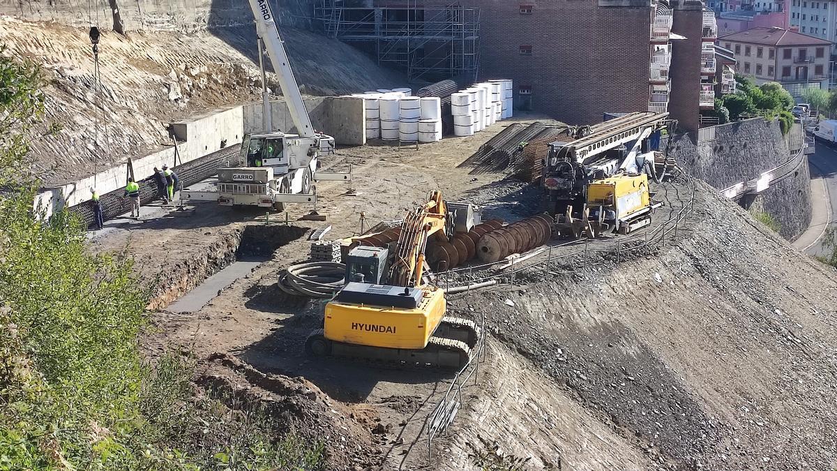 Labores de preparación de uno de los grandes pilotes que se están utilizando para el asentamiento de la ladera.