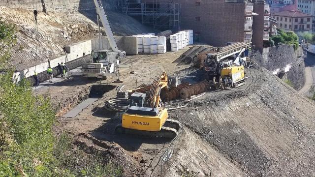 Labores de preparación de uno de los grandes pilotes que se están utilizando para el asentamiento de la ladera.