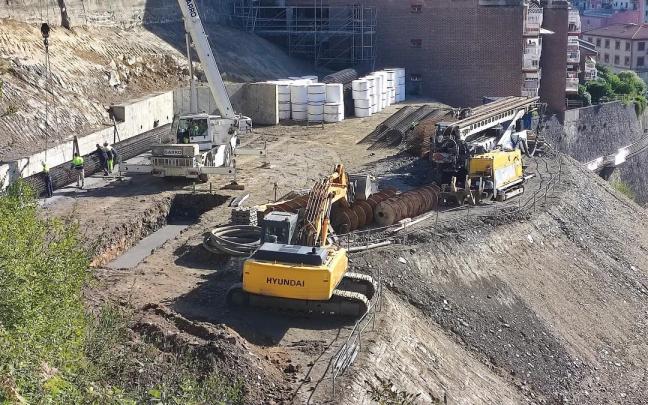 Labores de preparación de uno de los grandes pilotes que se están utilizando para el asentamiento de la ladera.
