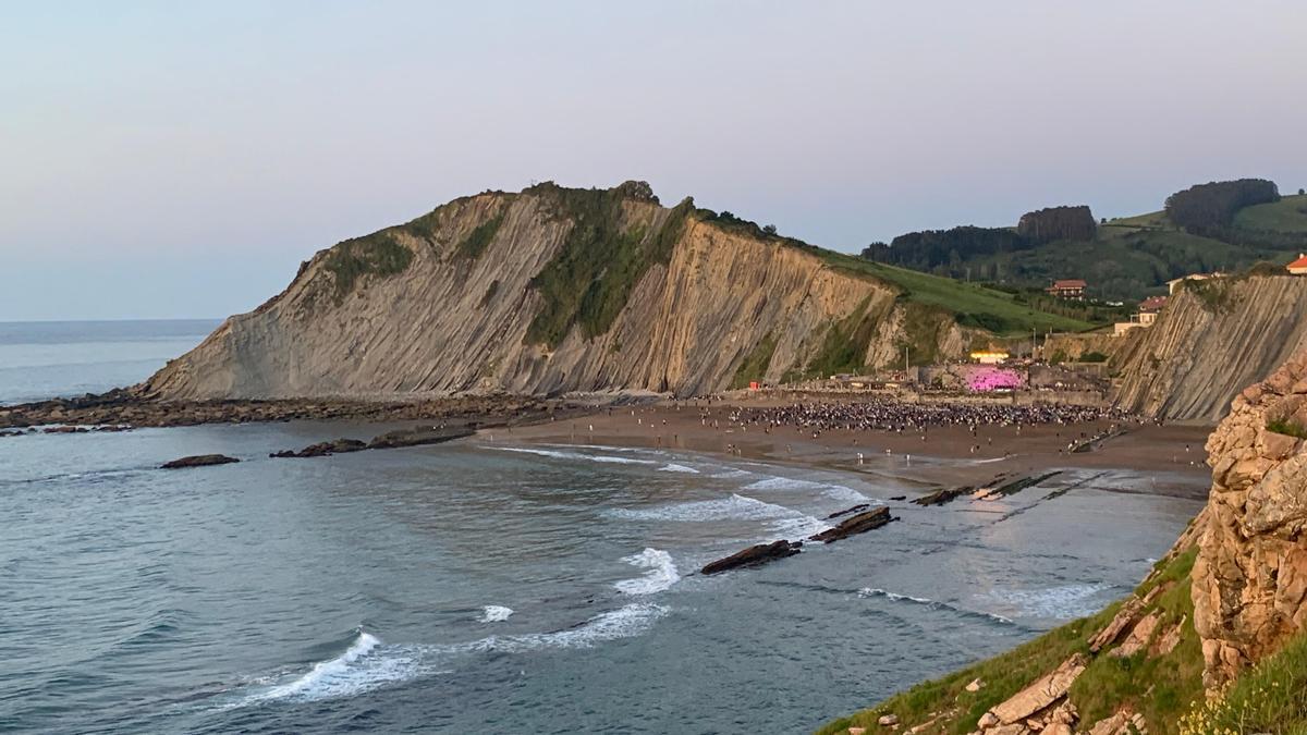 Playa de Itzurun, vista desde Algorri, llena de gente viendo el concierto de Jon Maia.