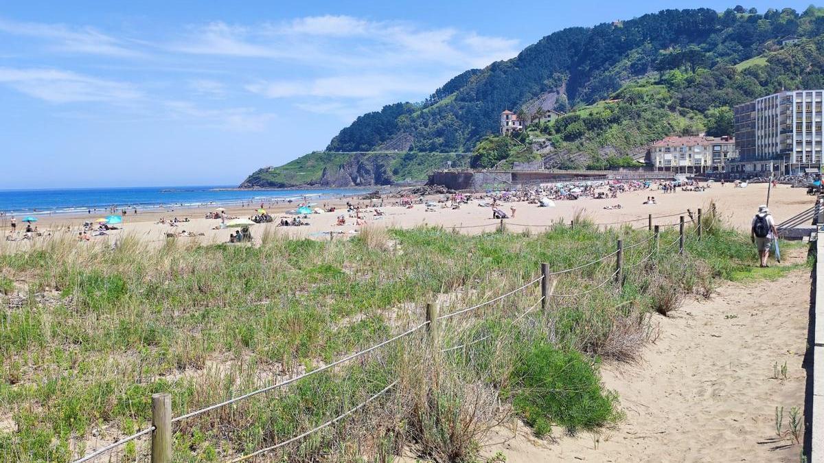 Los días de sol están animando a la gente a acercarse a la playa de Deba antes del inicio de la temporada oficial.