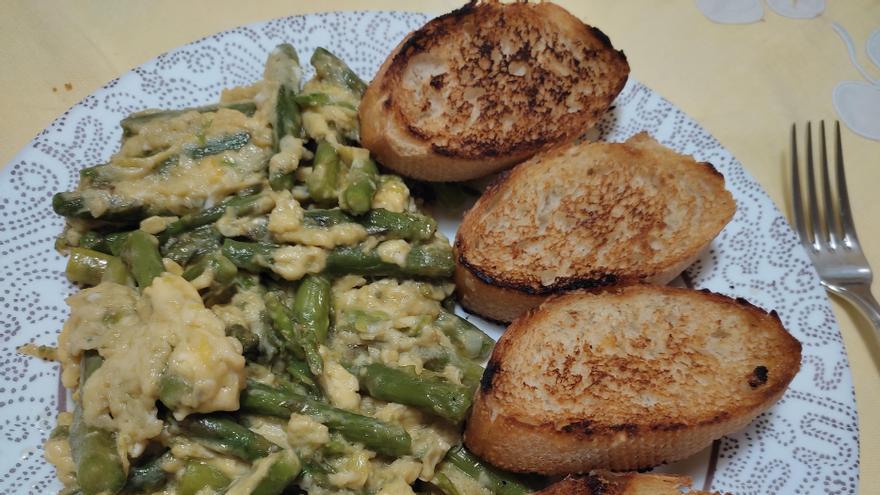 Revuelto de espárragos verdes con tostones de pan.