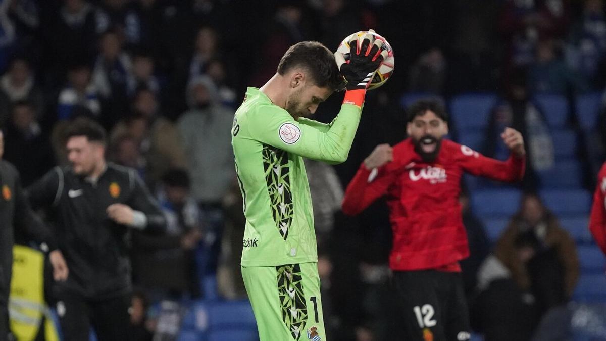 Tremenda decepción de los jugadores de la Real. / RUBEN PLAZA