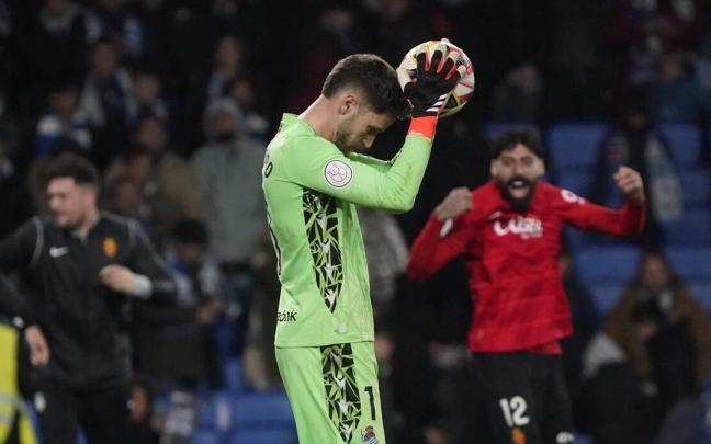 Tremenda decepción de los jugadores de la Real. / RUBEN PLAZA