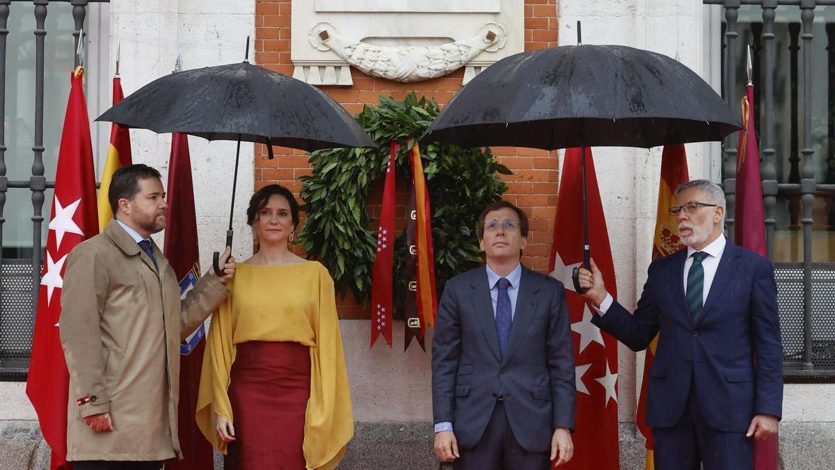 Isabel Díaz Ayuso (2i) y José Luis Martínez-Almeida (2d) durante el homenaje a los Héroes del 2 de Mayo en Madrid.