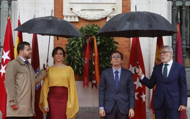 Isabel Díaz Ayuso (2i) y José Luis Martínez-Almeida (2d) durante el homenaje a los Héroes del 2 de Mayo en Madrid. / EFE Isabel Díaz Ayuso (2i) y José Luis Martínez-Almeida (2d) durante el homenaje a los Héroes del 2 de Mayo en Madrid.