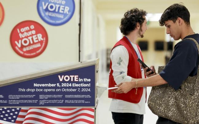 Un ciudadano estadounidense deposita su voto durante las últimas elecciones en EEUU