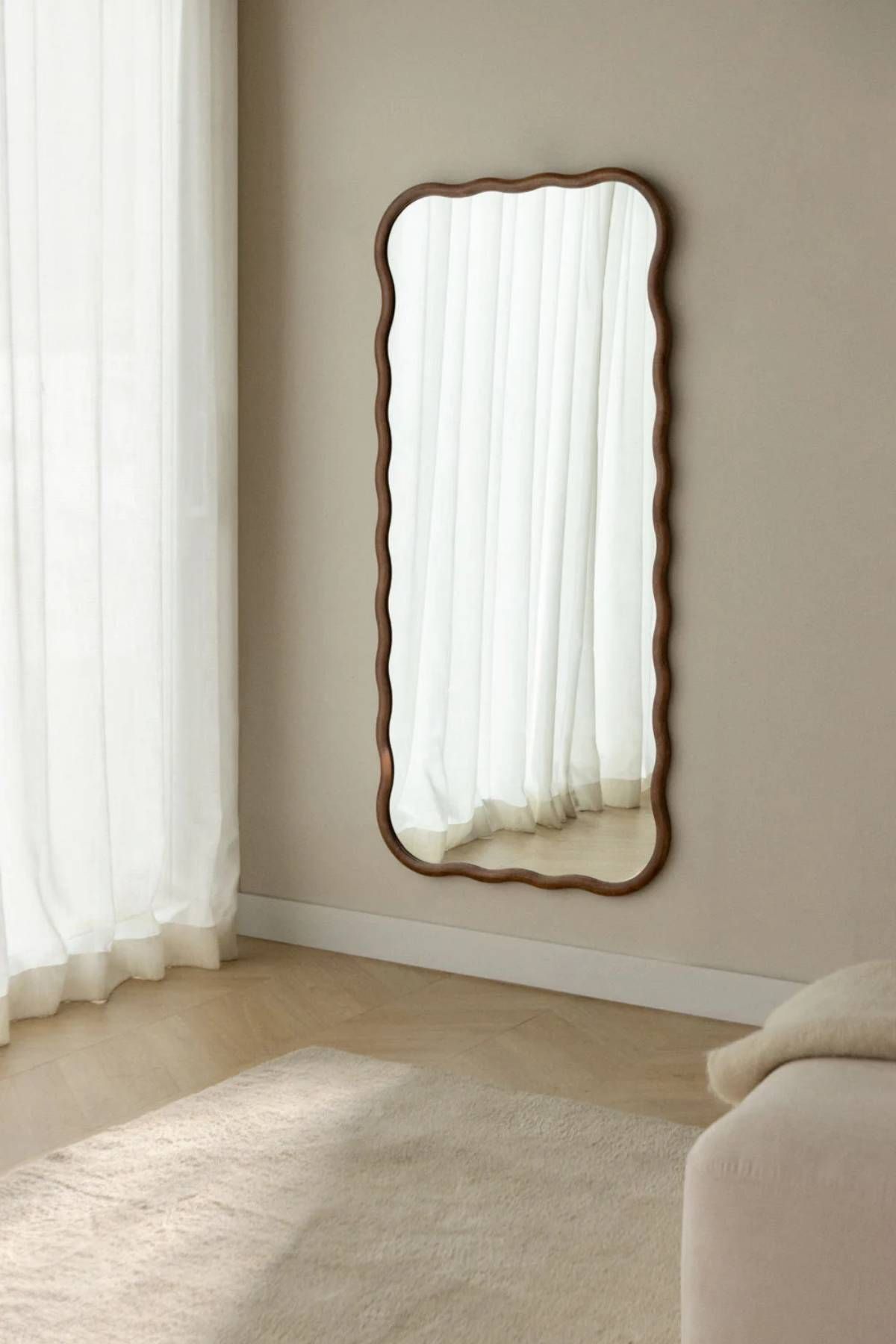Espejo de pared de madera.