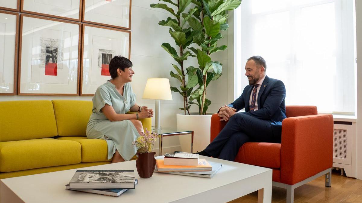 La ministra de Vivienda y Agenda Urbana, Isabel Rodríguez, y el consejero de Vivienda y Agenda Urbana del Gobierno vasco, Denis Itxaso, en Madrid.