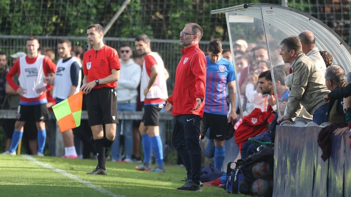 Urtzi Arrondo da instrucciones en un partido en Sarreina