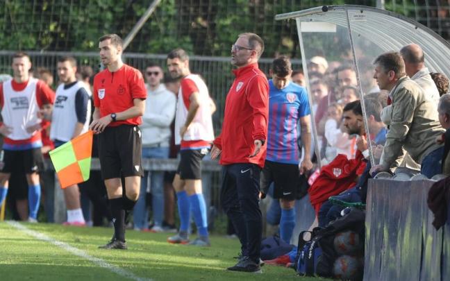 Urtzi Arrondo da instrucciones en un partido en Sarreina
