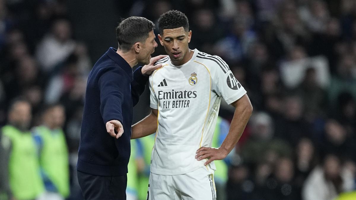 Xabi Alonso da instrucciones a Jude Bellingham.