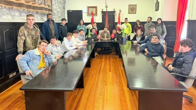 El alcalde de Orduña, Iker Santocildes, ha recibido al alumnado italiano en el salón de plenos